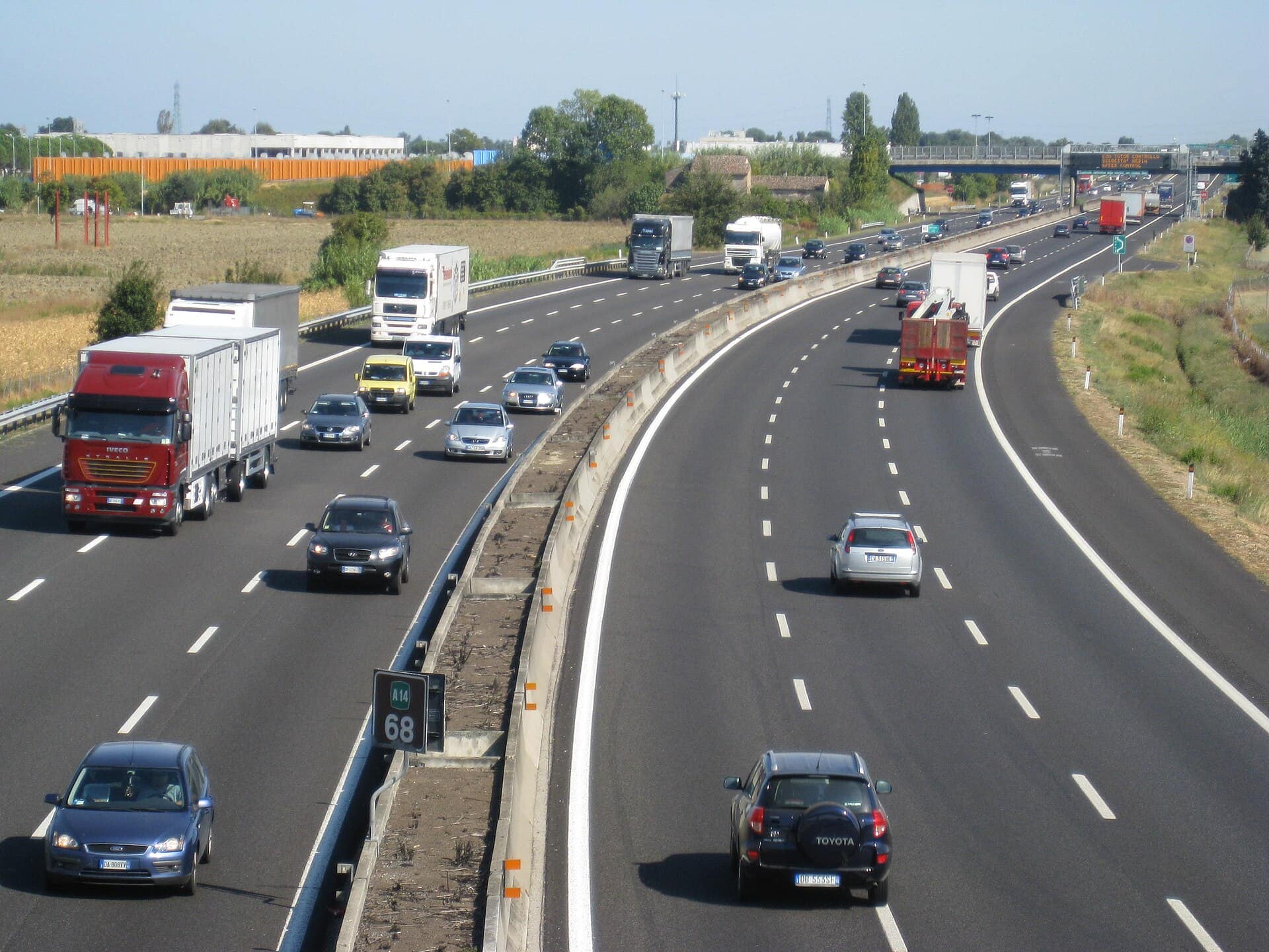Autostrada in Italië Italiaanse autostrada A14 door een heuvelachtig landschap