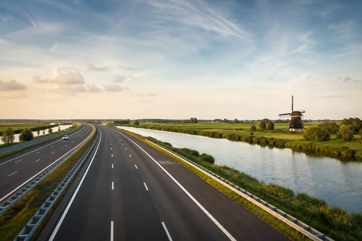 Snelweg door Nederland