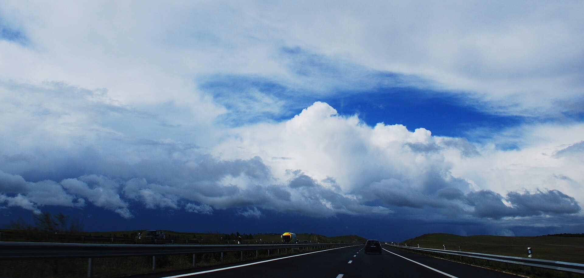 Autosnelweg in Portugal Portugese A2 door het landschap van de Alentejo