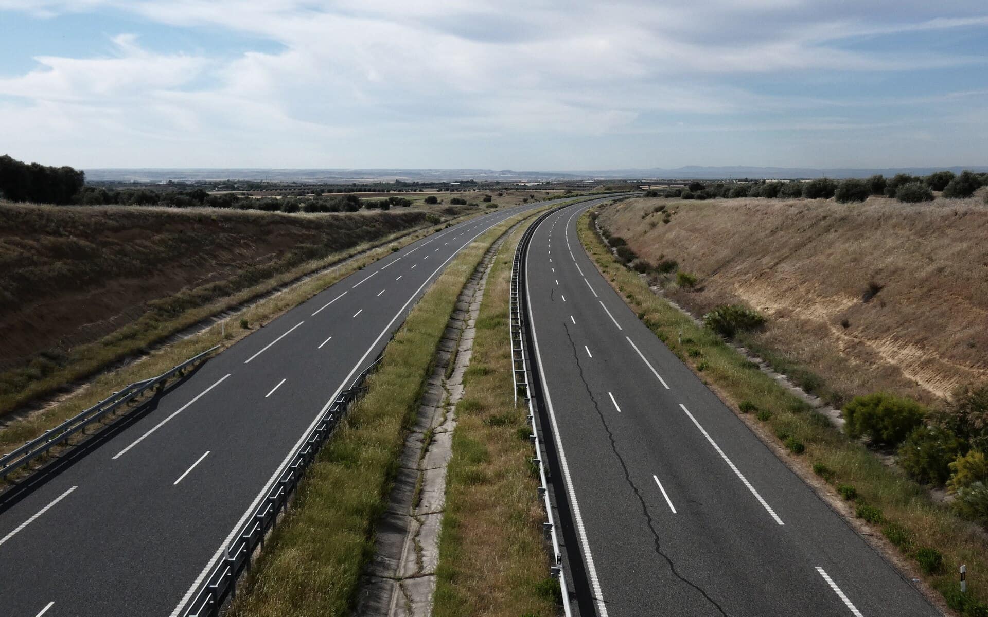 Tolweg in Spanje Autopista AP-41 door het Spaanse landschap